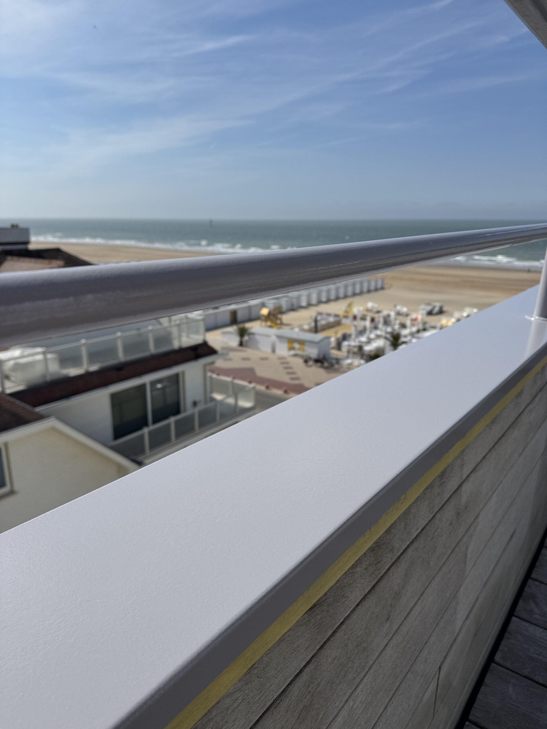 Afbeelding project Appartementsgebouw te Knokke-Heist, schilderen van alle gevelmetselwerk, balustrades en houten schrijnwerk
